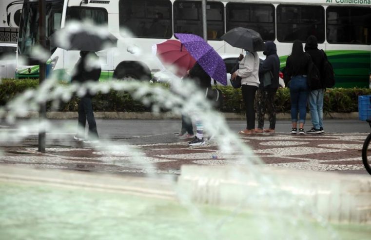 Nova frente fria provoca chuva forte, ventos e maré elevada em Santos