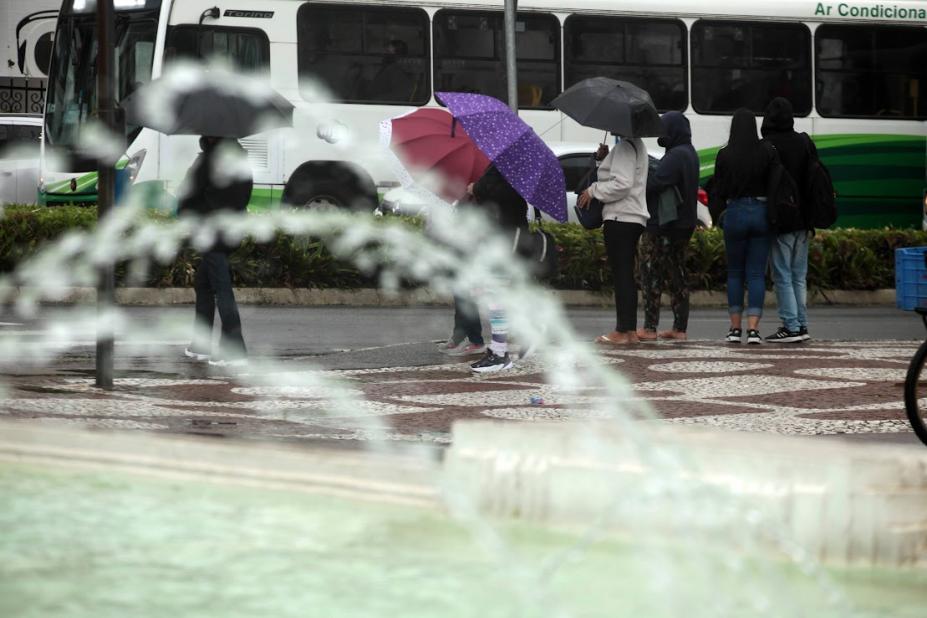 Nova frente fria provoca chuva forte, ventos e maré elevada em Santos