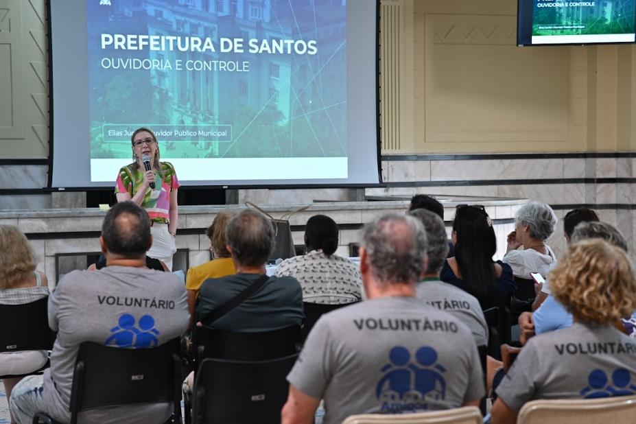 Programa Amigo do Bairro capacita voluntários sobre direitos da pessoa idosa