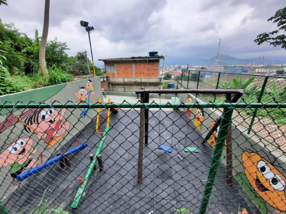 Área revitalizada no Morro Vila Fátima ganha espaço de lazer para crianças em Santos
