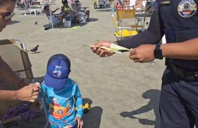 Santos distribui pulseirinhas de identificação para crianças nas praias durante o Carnaval